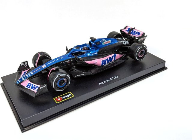 Bburago Renault Alpine, Modellauto, Maßstab 1:43, mit Helm - Bild 1