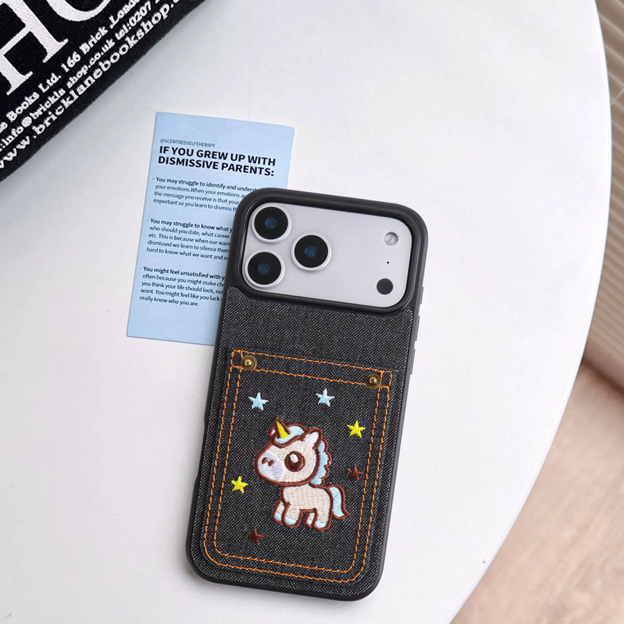 Niedrige iPhone Handyhülle aus Denim-Kunstleder in Blau mit besticktem Pferd und Kartensteckplatz im koreanischen Cartoon-Stil - Bild 2
