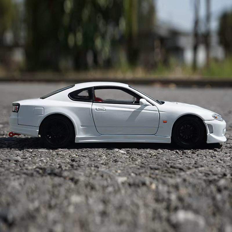 Welly Nissan Silvia S15 Modellauto aus Metall in Weiß im Maßstab 1:24 - Bild 2
