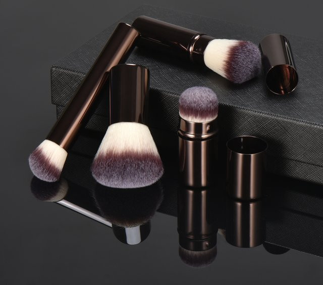 Make-up-Pinsel aus Metall für Puder, Rouge, Foundation und Konturierung - Bild 1