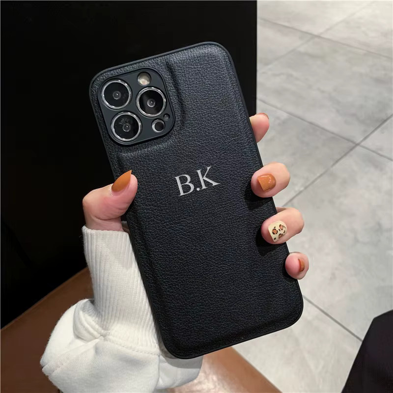 Personalisierte Lederhülle für Apple iPhone 11 bis 17 Pro Max mit individuellen Namen oder Initialen in Schwarz oder Rot - Bild 2