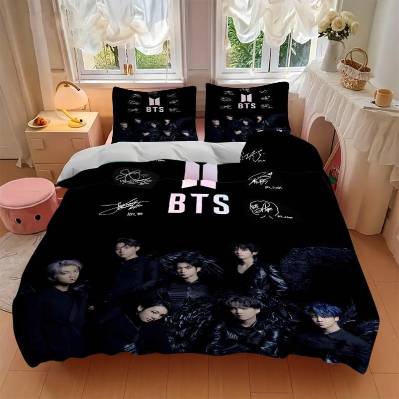 BTS Mitglieder mit Flügeln Bettwäsche-Set in Schwarz, bestehend aus 1 Bettbezug und 2 Kissenbezügen, B/H: 135 x 200 cm - Bild 5