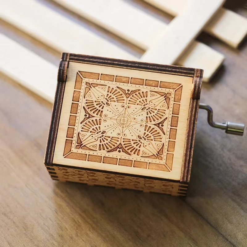 Kreative Star Wars Spieluhr aus Holz mit Handkurbel in Braun - Bild 2
