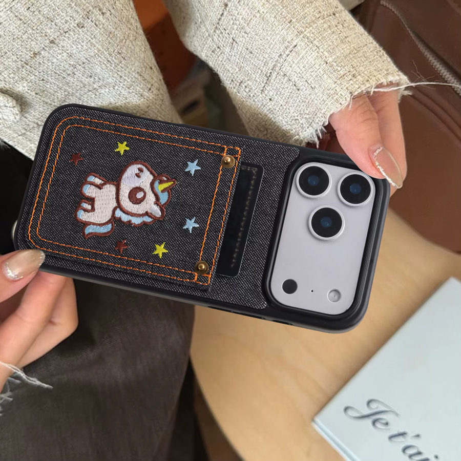 Niedrige iPhone Handyhülle aus Denim-Kunstleder in Blau mit besticktem Pferd und Kartensteckplatz im koreanischen Cartoon-Stil - Bild 5