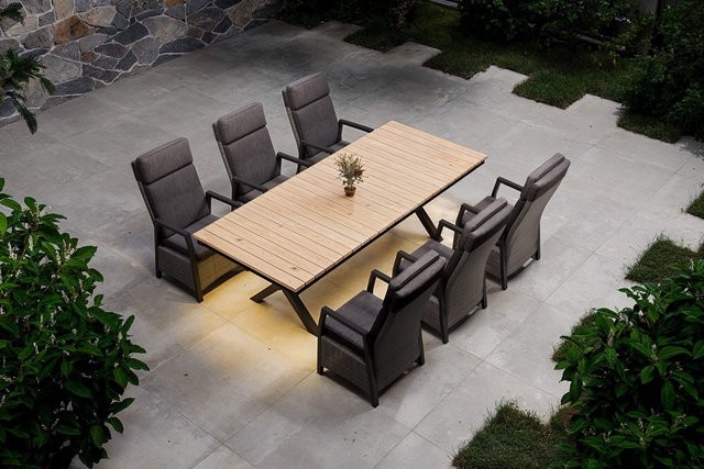 OUTFLEXX Luminara Garten-Essgruppe mit LED-Beleuchtung in Anthrazit, bestehend aus einem Tisch und 6 Sesseln aus Aluminium, Polyrattan und Holzimitat - Bild 1