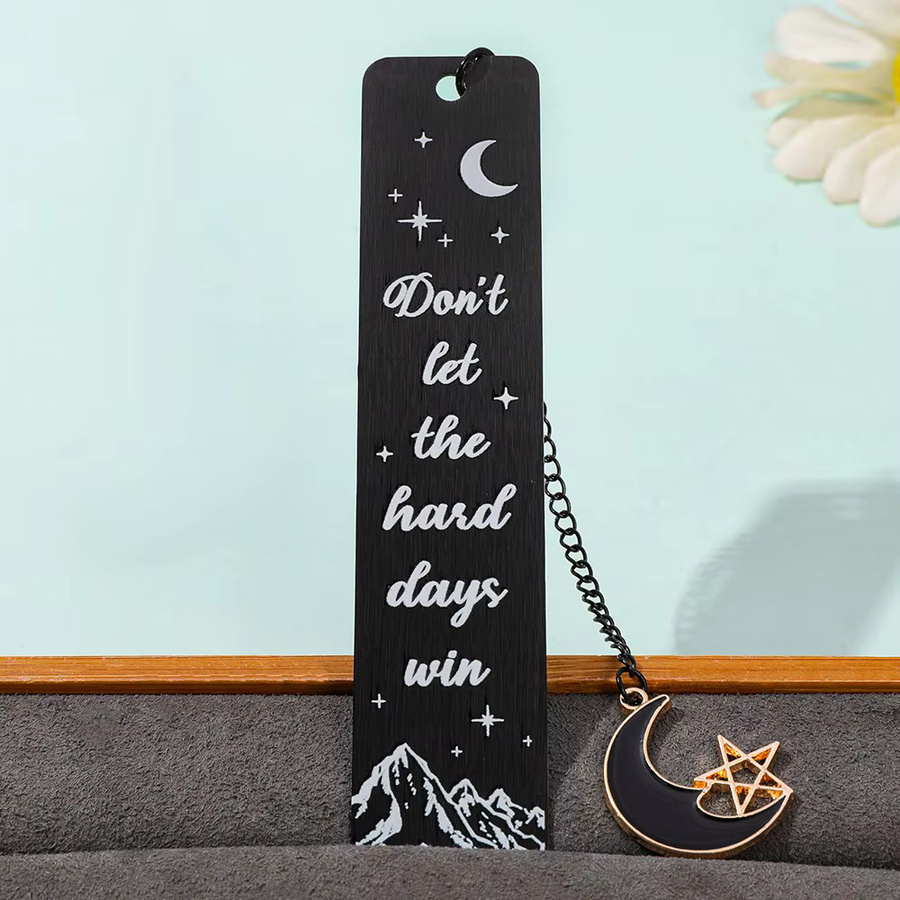 Acotar Lesezeichen mit schwarzem Mond- und Stern-Anhänger sowie Berg-Motiv als inspirierendes Geschenk für Erwachsene - Bild 3