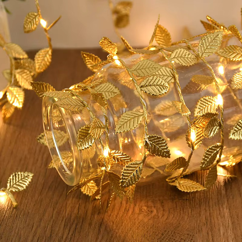 Goldene LED Drahtlichterkette mit Blättern, 2m Länge, 20 warmweiße LEDs, Batteriebetrieben für Dekoration zu Weihnachten, Hochzeit oder Herbst - Bild 2