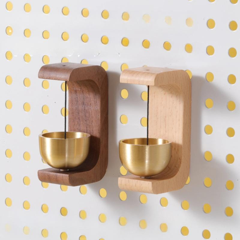 Minimalistische Holztürklingel mit Kupferglocke von Household supplies MH aus Buche und Schwarznuss - Bild 1