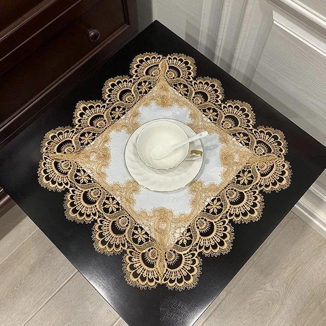Julliette Traum Tischdecke mit floralem Muster in Gold, Retro-Design, B/B: 60 x 60 cm - Bild 1