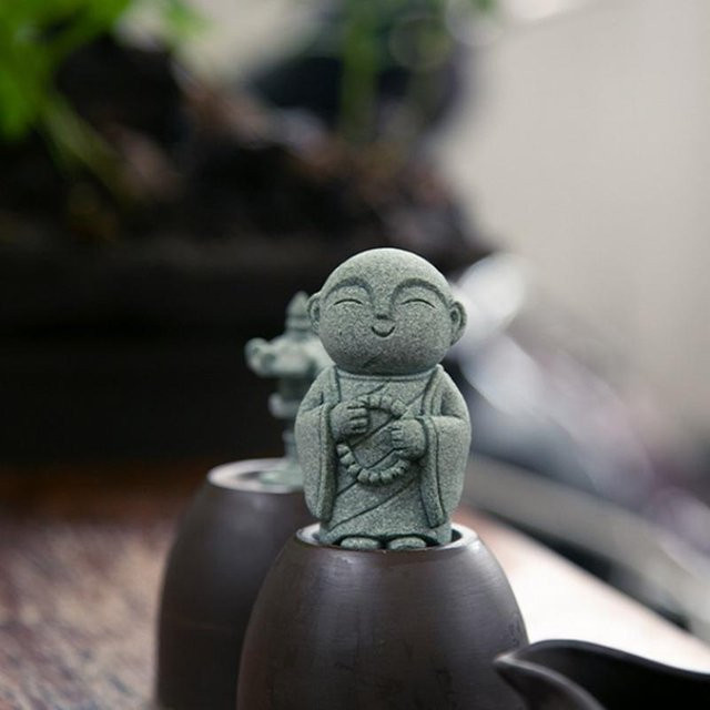Eelhoe 4-teiliges Miniatur-Statuen Set aus Harz, Kleine Mönch-Figuren für asiatische Zen-Garten Dekoration und Meditations-Ornamente - Bild 1
