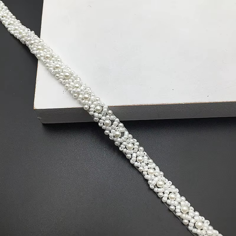 Weiße Spitzenapplikation mit Perlenbesatz für Brautkleider und Bastelarbeiten, 90 cm Länge - Bild 2