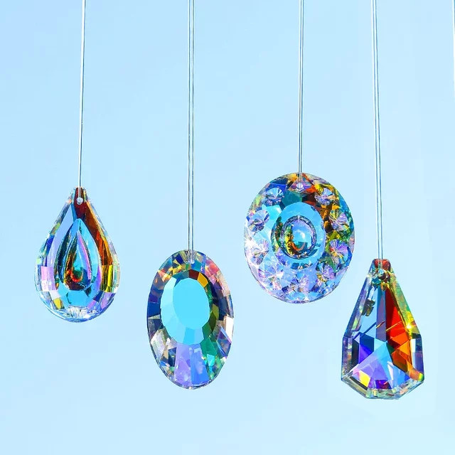QIAO Kristallglas-Prisma-Anhänger in Multicolour, 10 geometrische Formen als Sonnenfänger-Zubehör und Regenbogen-Maker-Ornament - Bild 1