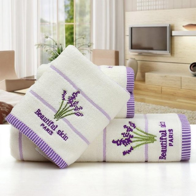 SEEQS Handtuch Set aus Baumwolle mit Lavendel-Stickerei in Weiß, B: 35 cm, H: 75 cm - Bild 1