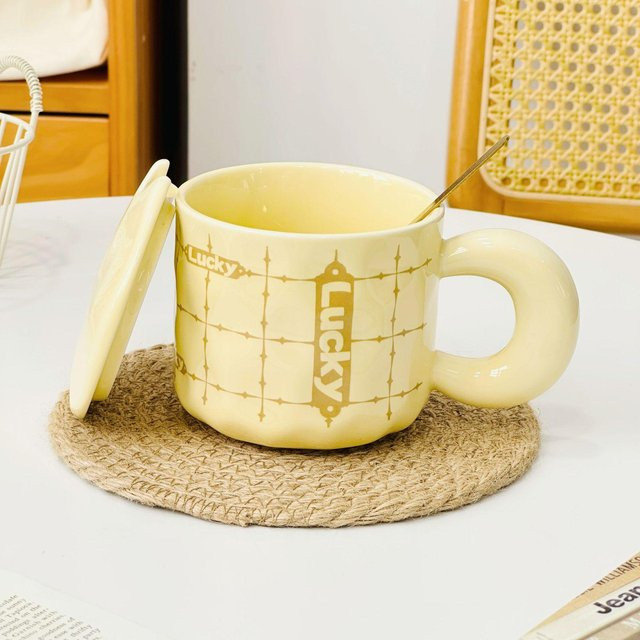 Keramiktasse mit Deckel von Yiran Furniture, gelbes Cartoon Mädchen Design, Fassungsvermögen: 480 ml - Bild 1