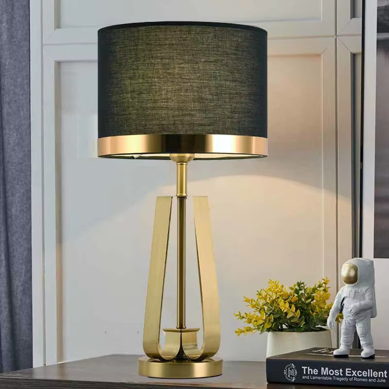 Vecli Tischlampe im nordischen modernen Design aus Metall und Stoff in Schwarz, Weiß oder Gold/Messing - Bild 3