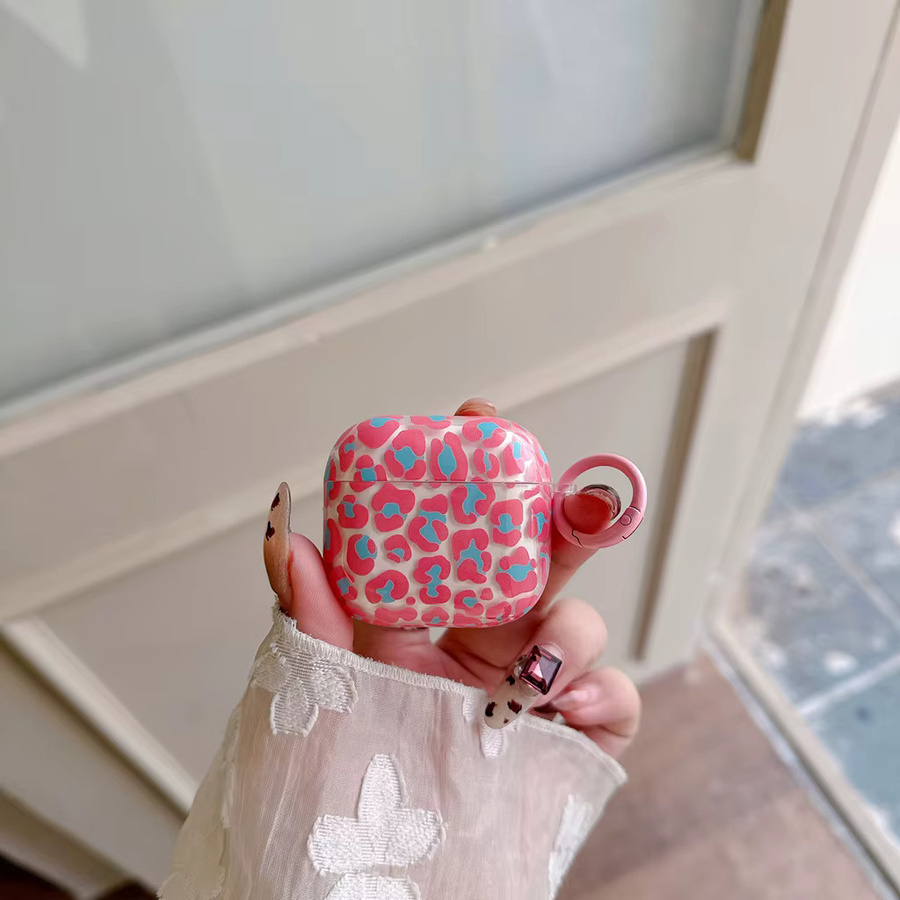 Stilvolle Apple AirPods Schutzhülle mit Leopardenmuster und Haken-Kopf in Pink - Bild 3