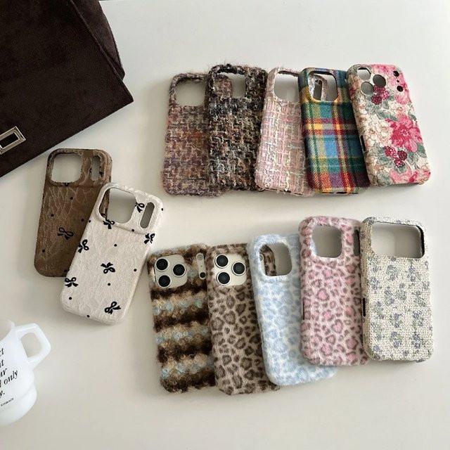 Weiche Plüsch-Handyhülle für Apple iPhone 17 Pro Max, 16, 15, 14, 13 in Multicolor – Warmer und sturzsicherer Winterschutz - Bild 1
