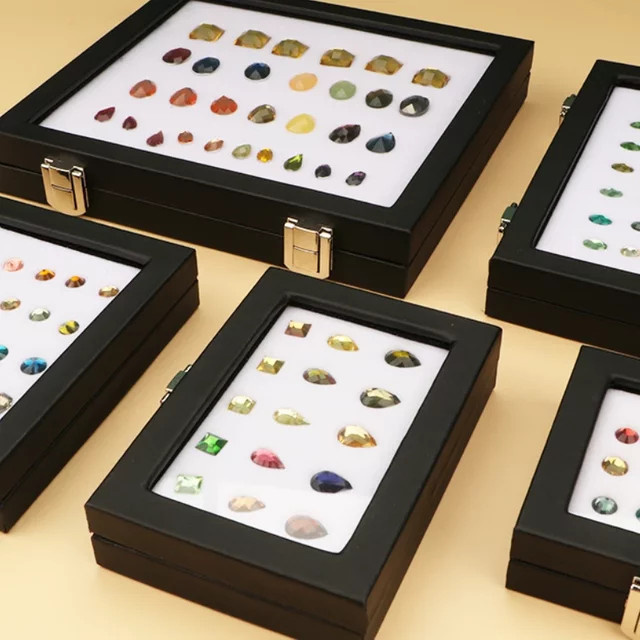 Schmuck-Präsentationsbox von Baby.Xin aus schwarzem Lackleder mit transparenter Edelsteinbox und Schnalle - Bild 1