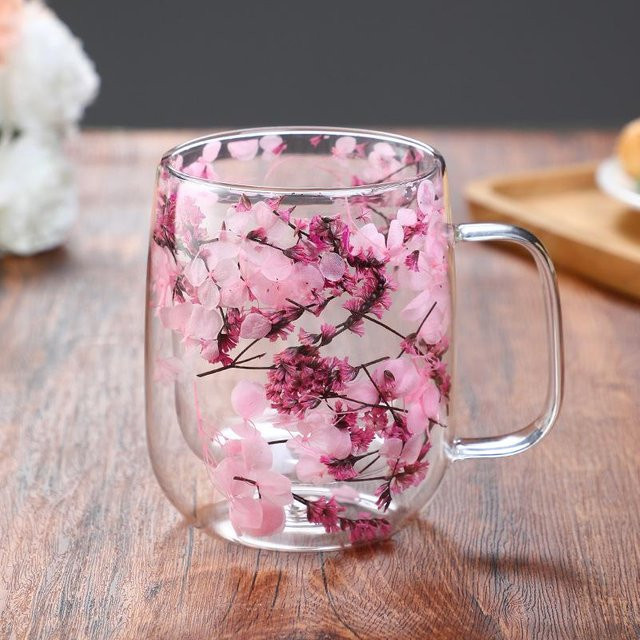 ONIHUA Glas-Kaffeetasse mit Kirschblüten-Design, doppelwandiger Borosilikat-Wasserbecher mit echten getrockneten Blumen, transparent, 450 ml, H x B x T: 11,5 x 9 x 6,5 cm - Bild 1