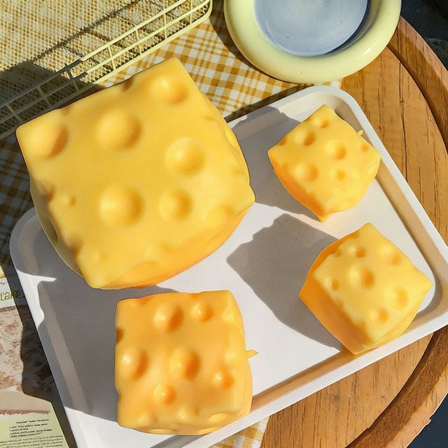 Schylling Würfel-Käse-Quetschball, Fidget-Spielzeug - Bild 1