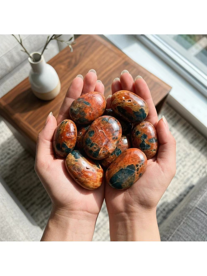 CrystalHola Natürlicher Sonnenstein mit blauem Apatit-Kristall als Handstein in Blau und Multicolour - Bild 7