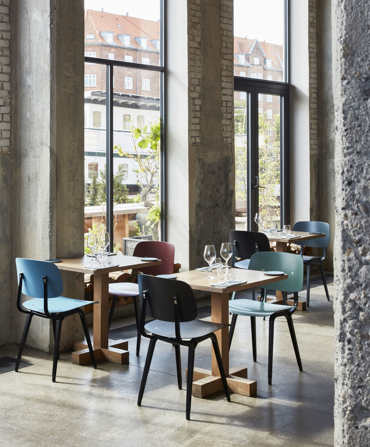 HAY Revolt Stuhl in Rot aus Stahlblech und ABS-Material im minimalistischen Design - Bild 1