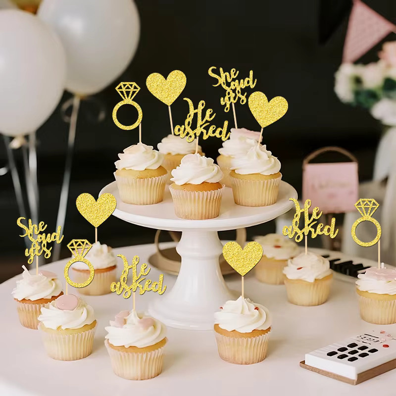 YOMDID 24 Stück Glitzernde Kuchenaufsätze He Asked She Said Yes in Gold aus Bambus für Hochzeit und Verlobung - Bild 5