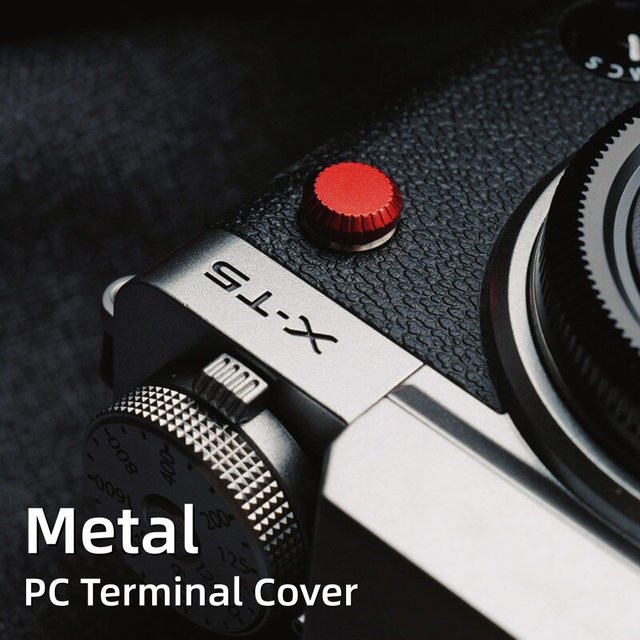 Fujifilm Metal Flash PC Sync Terminal Cap Anti-Staub-Schutzhülle für DSLR-Kameras in Schwarz und Rot - Bild 1