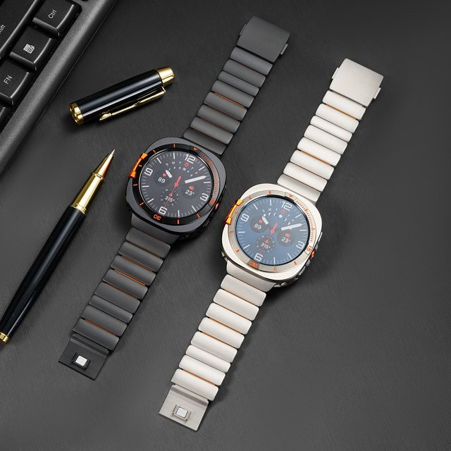 CAOWTAN Titanarmband mit Metallschutzhülle für Samsung Galaxy Watch Ultra 47 mm, magnetisches Unisex Armband mit hartem Rahmen - Bild 1