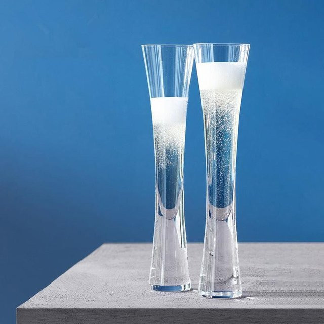 Glitzernde Champagnergläser in Form von Sektflöten, transparente Tulpen-Cocktailgläser in Weiß, B/T/H: 5,5 x 5,5 x 24,0 cm - Bild 1