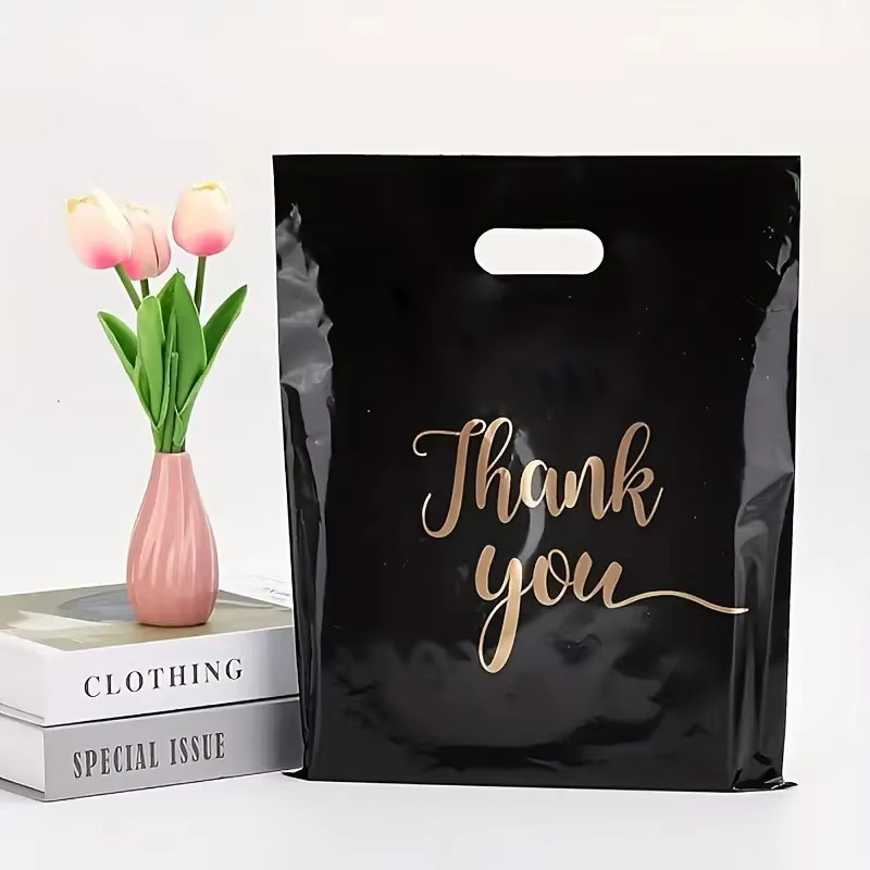 Schwarze Plastiktüten mit flachem Mund als Geschenkverpackung für Kleidung oder Socken - Bild 5