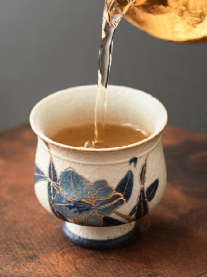 Handbemalter Keramik-Meisterbecher mit floralem Lilien-Design in Blau-Weiß-Rot und Gold für die Gongfu-Teezeremonie - Bild 6
