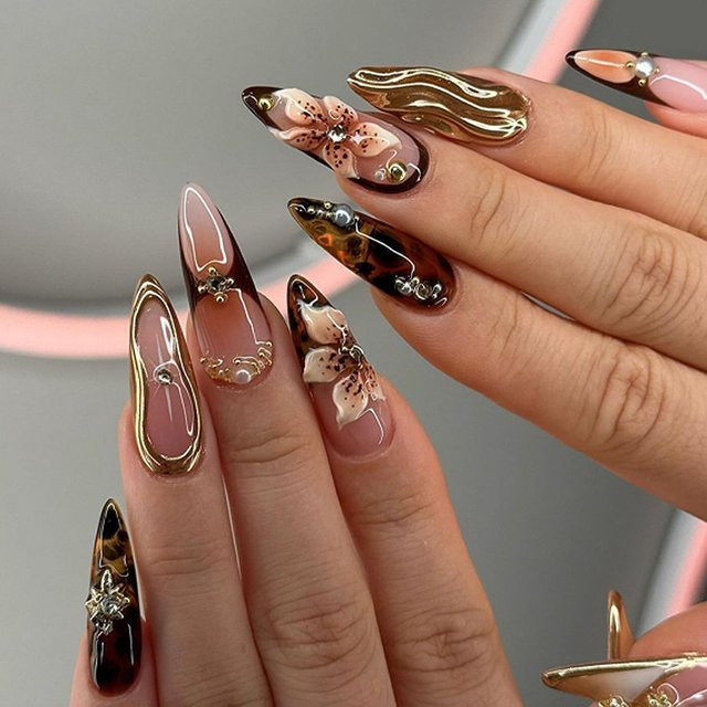 MAFANAILS Kunstnägel Mandel, Braune Blumen mit Goldene Wellenmuster und Strass-Perlen, 24 Stück, Glänzend - Bild 1