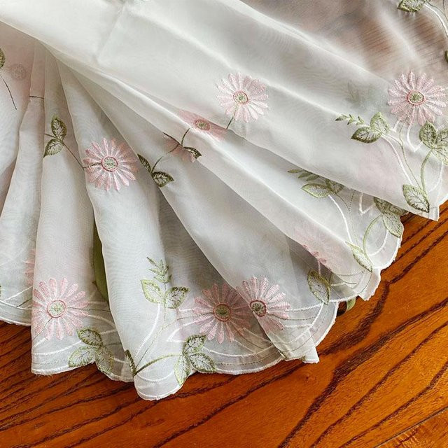 Fanda Küchenvorhang mit Gänseblümchen-Stickerei aus Chiffon in Rosa, B: 83 cm, H: 145 cm - Bild 1