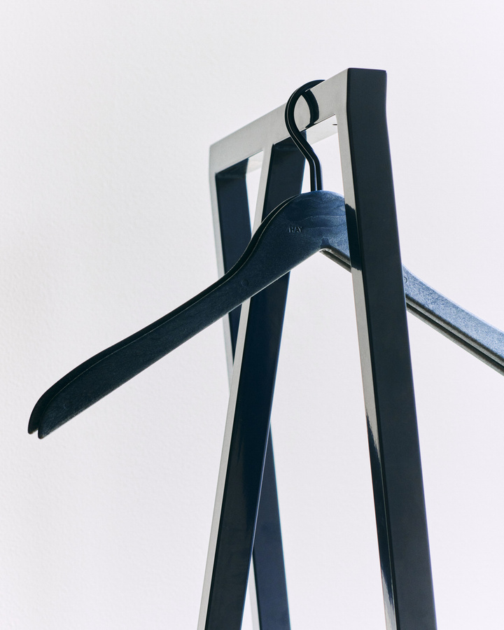 HAY Loop Stand Hall Garderobe in Blau aus Stahl mit kontinuierlicher linearer Schiene und Tripod-Gestell in industrieller Ästhetik - Bild 2