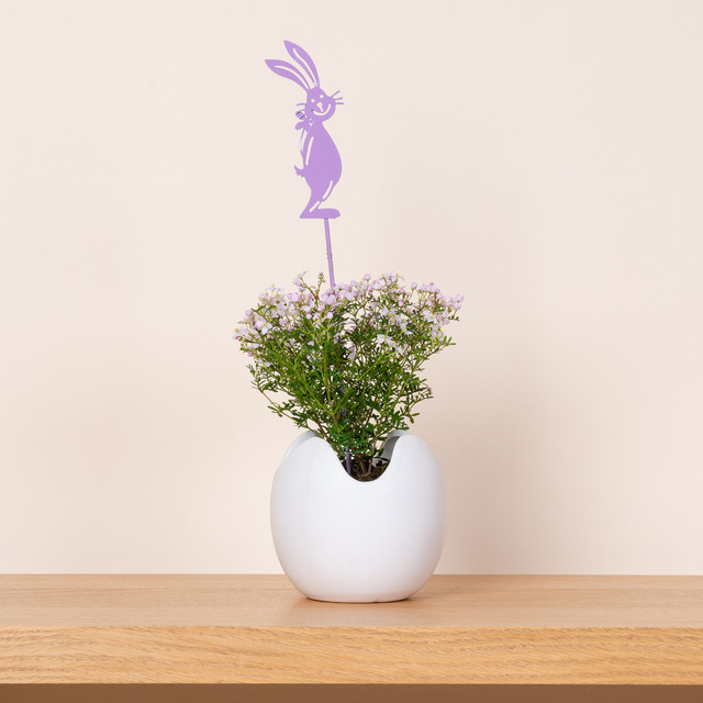Stehender Hase aus Metall von BLUME2000 in Flieder zur Oster- und Frühlingsdekoration - Bild 1