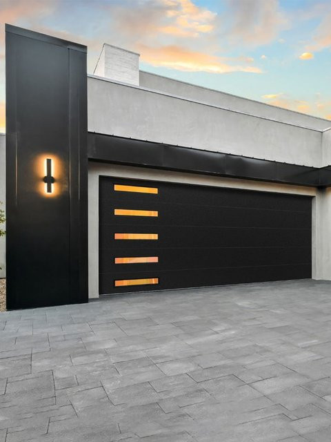Automatisches Bi-Fold Garagentor aus Aluminiumlegierung mit Glaseinsätzen in Schwarz und Transparent - Bild 1