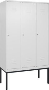 C+P Spind Classic PLUS Spind mit 3 Abteilen, Gestell mit Zylinderschloss und 4 Garderobenhaken, Farbe: Grau, H x B x T: 212 x 120 x 50 cm - Bild 1