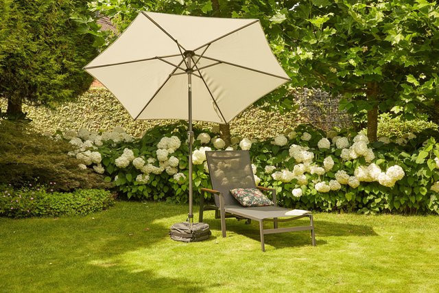 Siena Garden Savona Liege in Anthrazit Matt mit Teak-Armlehnen, Alu/Ranotex, B/T/H: 197 x 76,5 x 106 cm - Bild 1