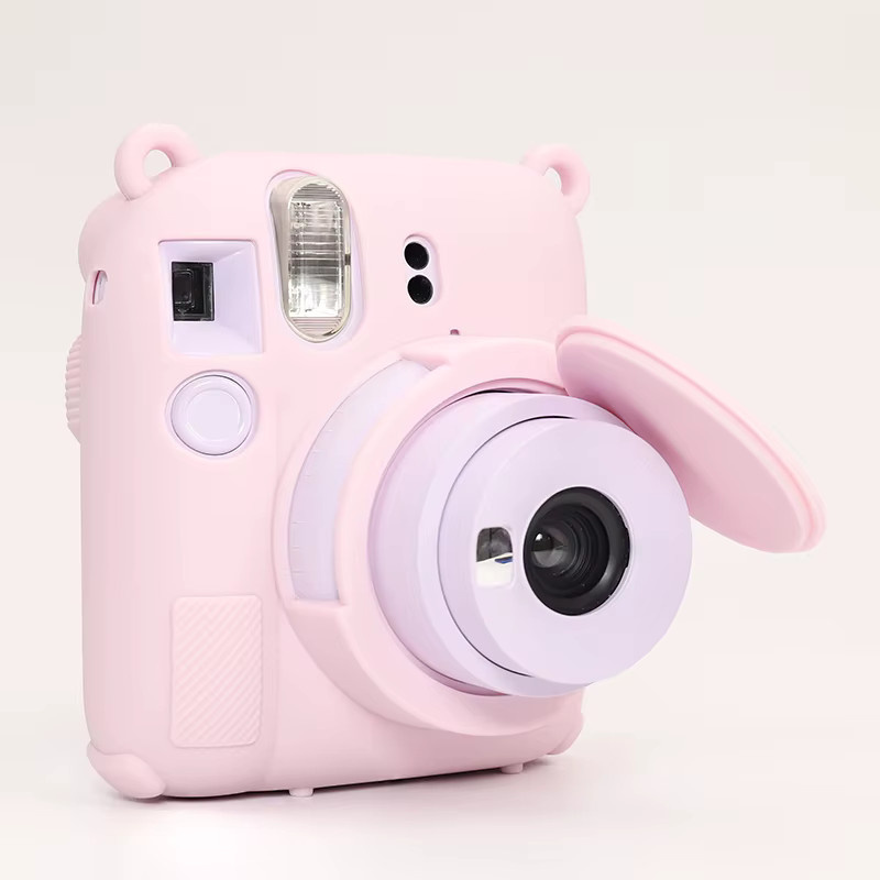 Fujifilm Instax Mini 12 Kameratasche aus Silikon mit Objektivabdeckung in Grün oder Pink - Bild 1
