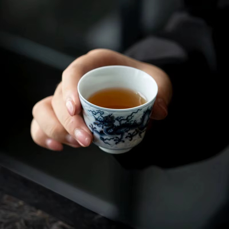 Retro-Teetasse aus Porzellan mit blau-weißem Wolkendrachenmuster und Goldakzenten - Bild 2