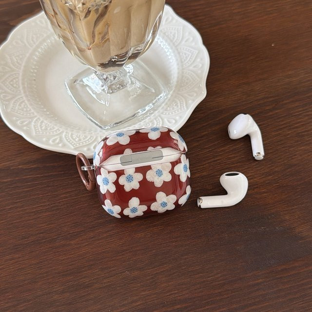 Apple Kopfhörer-Hülle für AirPods 1, 2, 3, 4, Pro 2 und Pro 3 mit braunem Hintergrund und weißen Blumen inklusive Haken - Bild 1