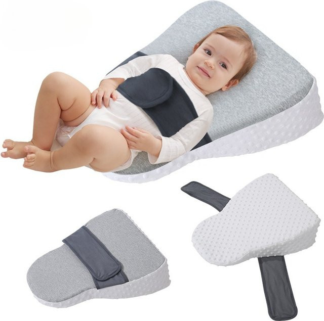 Baby Anti-Spuck-Neigungskissen aus Bohnen-Samt für Neugeborene in Weiß und Grau - Bild 1