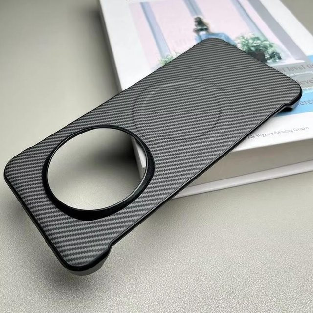 Magnetische Handyhülle mit Kohlefaser-Muster für Honor Magic 8, 7, 6 Pro und 6 Lite in Schwarz mit kabellosem Laden und Anti-Drop-Schutz - Bild 1