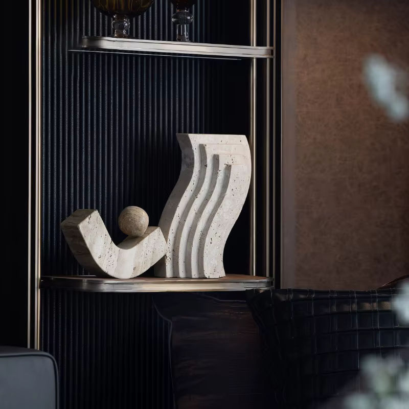 Abstrakte Travertin-Skulptur in Torbogenform von LA TROUVAILLE in Beige als minimalistische geometrische Dekofigur für dein Wohnzimmer - Bild 2
