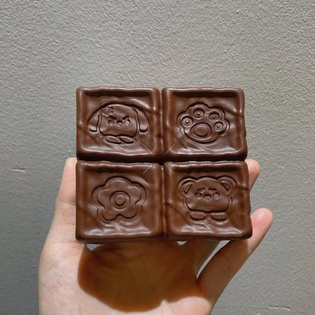 Squishy Erdbeer Schokoladenmilch Würfel Kuchen Brot Knetspielzeug, braun - Bild 1