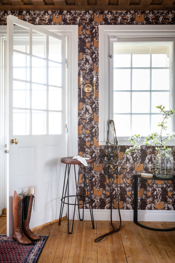 Studio Lisa Bengtsson Tapete Sir Grace Yellow mit Tiermotiven in Skandinavischem Design - Bild 1
