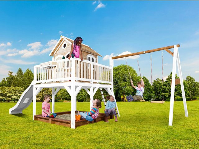 Axi Liam Spielhaus mit Doppelschaukel und Rutsche aus Holz in Braun und Weiß, B/H/T: 613 x 291 x 277 cm - Bild 1