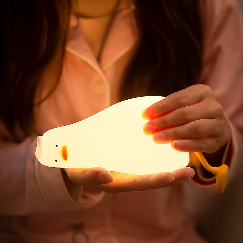 Wiederaufladbares LED Nachtlicht Ente aus Silikon in Weiß für Kinderzimmer und als süßes Geschenk - Bild 5