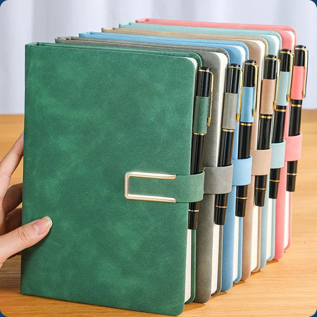 Personalisierbares Vintage A5 Ledernotizbuch mit Softcover in Braun und linierten Seiten - Bild 1